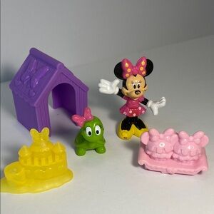 Disney Minnie Mouse Playset with Purple House and Yellow Castle
